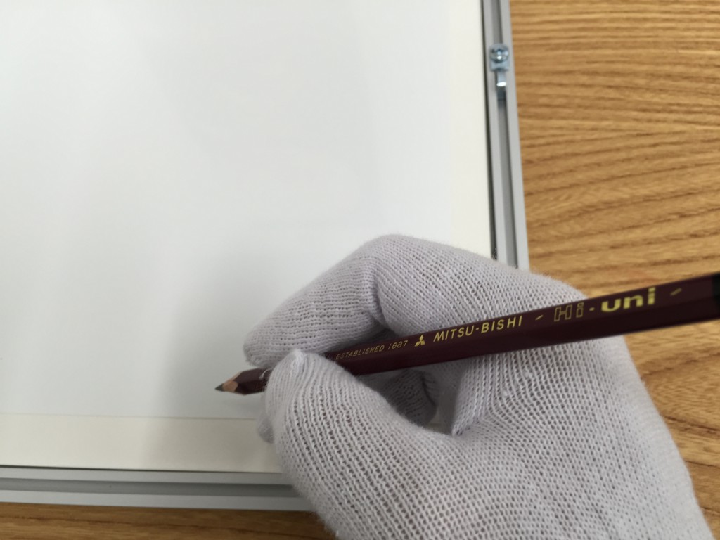 Hi-uni 5B鉛筆で写真裏にサイン