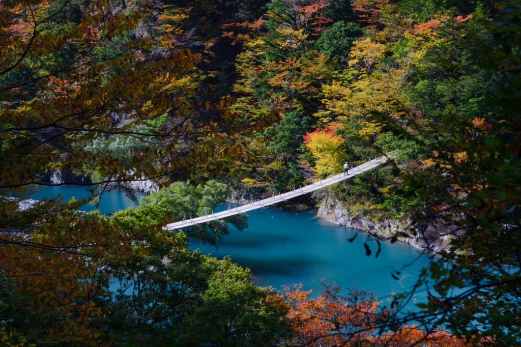 寸又峡 夢の吊橋とチンダル現象で青く染まる湖
