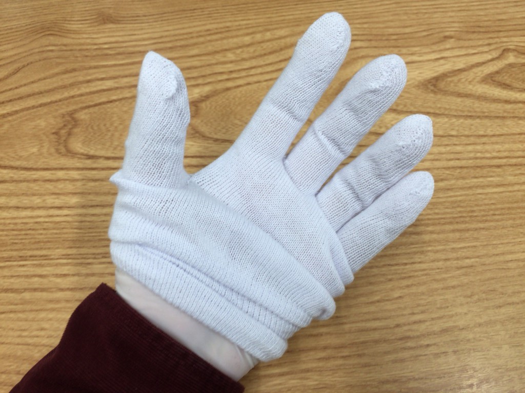 ゴム手袋の上から綿の手袋をします