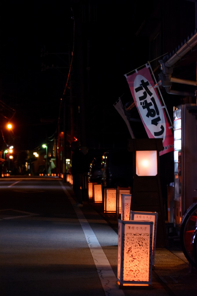 旧蒲原宿の街道に行灯が並ぶ