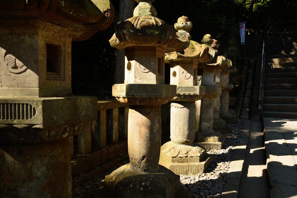 廟所（びょうしょ）参道の石灯籠