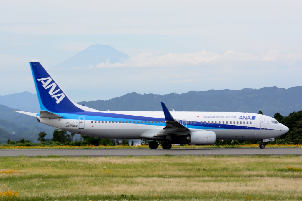  離陸する旅客機と富士山