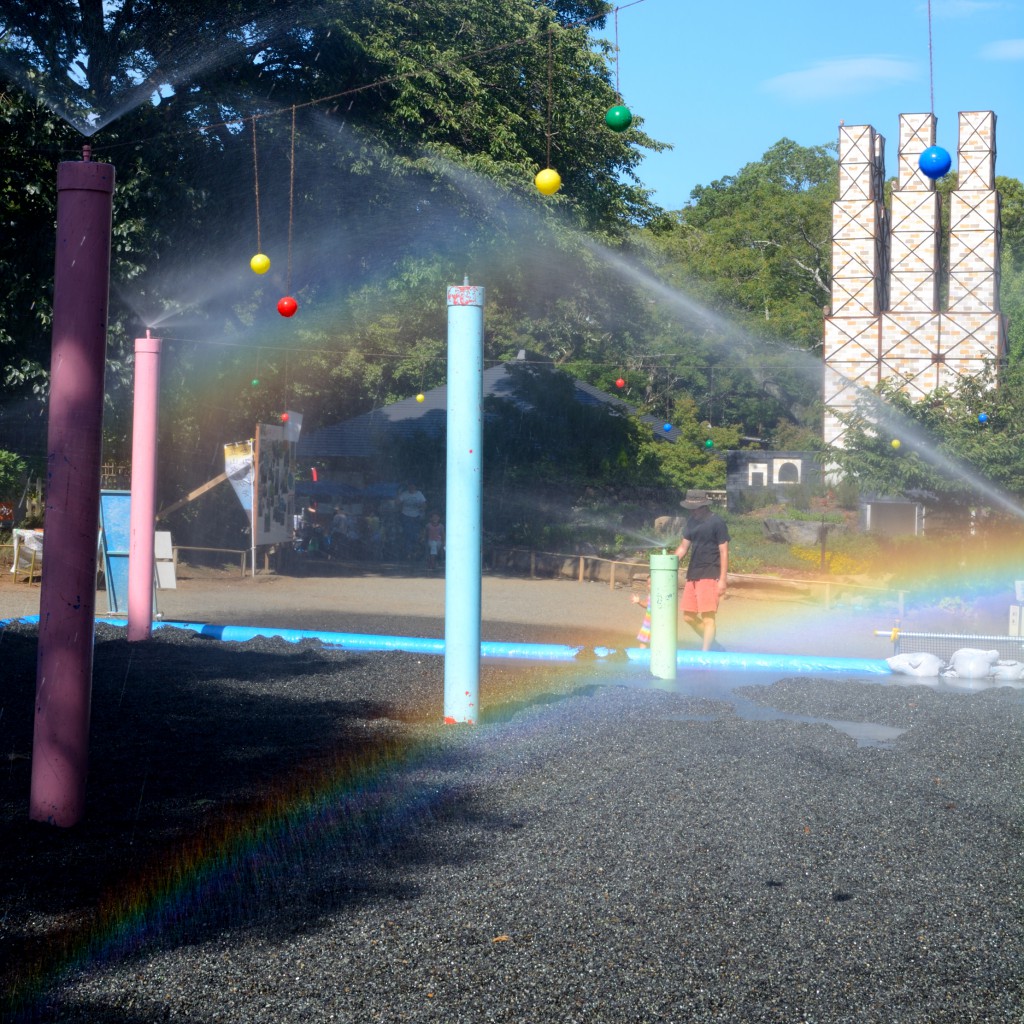 韮山反射炉の模型と水遊び広場の虹